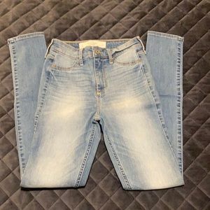 Women’s Abercrombie & Fitch light blue jeans in size 0..Like new w/o tags